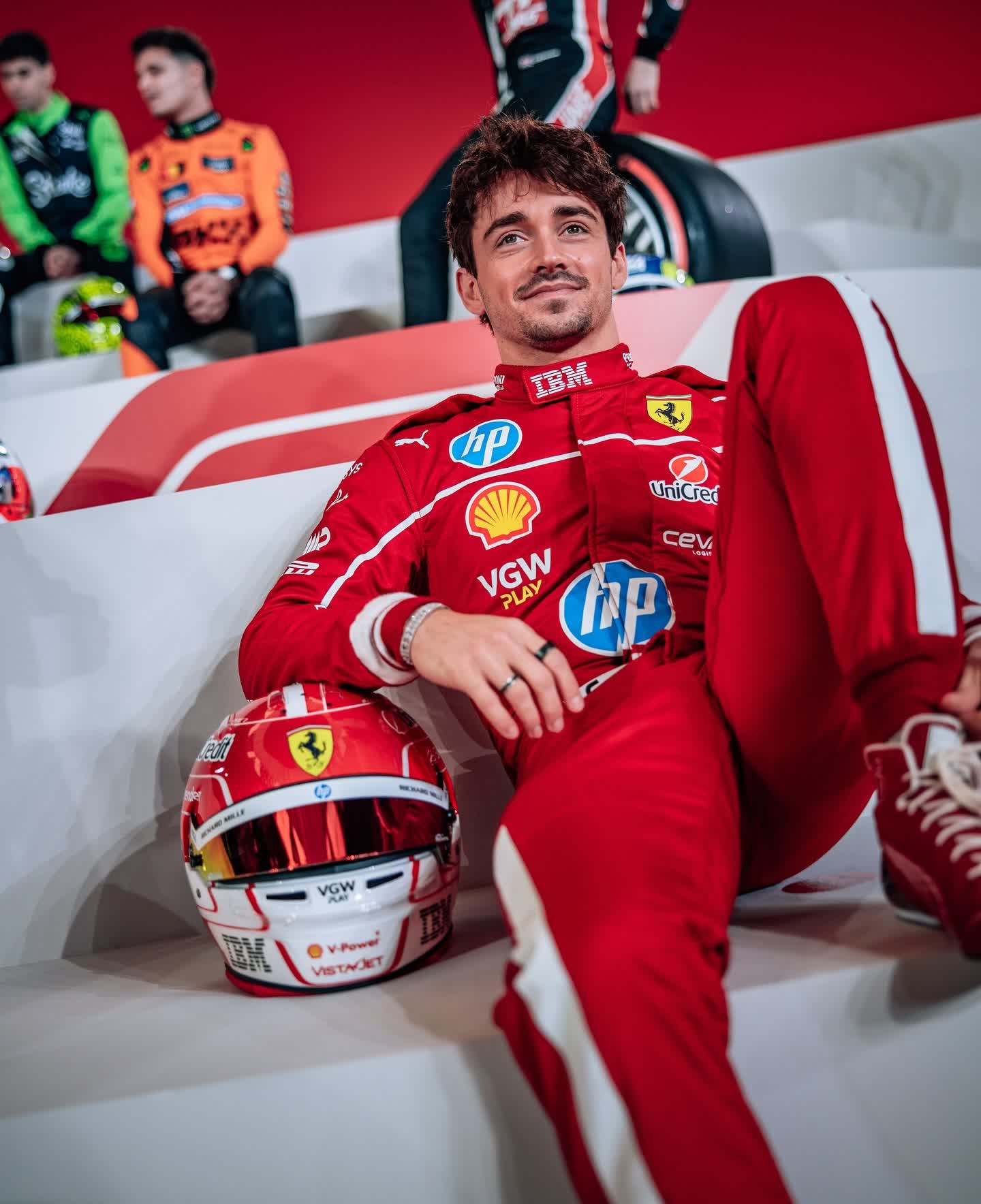 包含法拉利逆转红牛二队，塞恩斯统治全场的词条