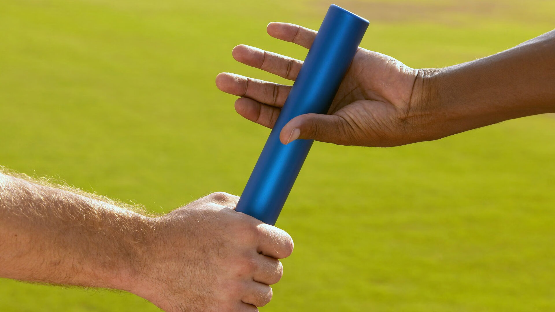 一炬一灯,世界的两种答案