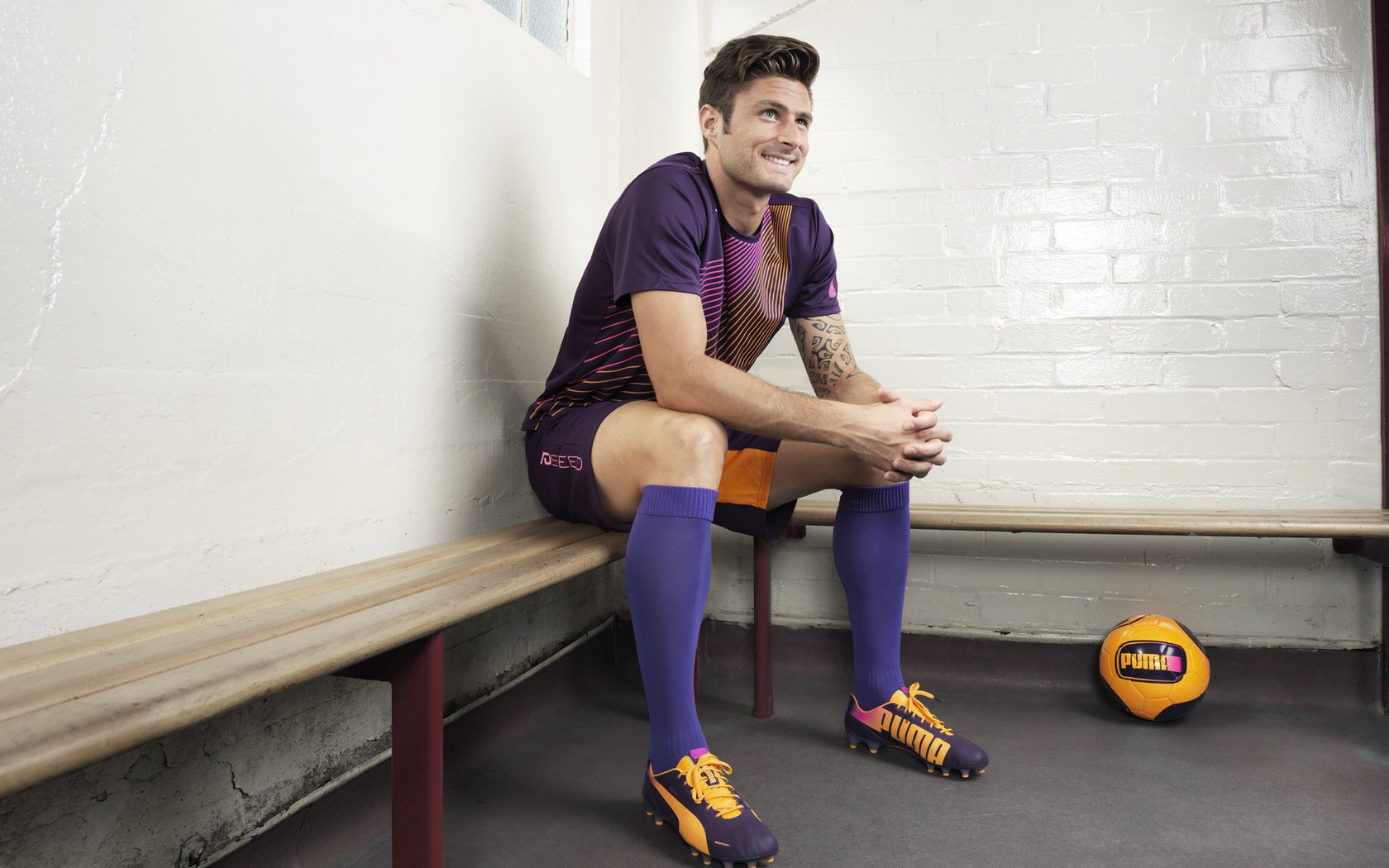 开云体育在线-马刺带走活塞，范弗利特点燃赛场，一场属于老派智慧与狂野激情的对话